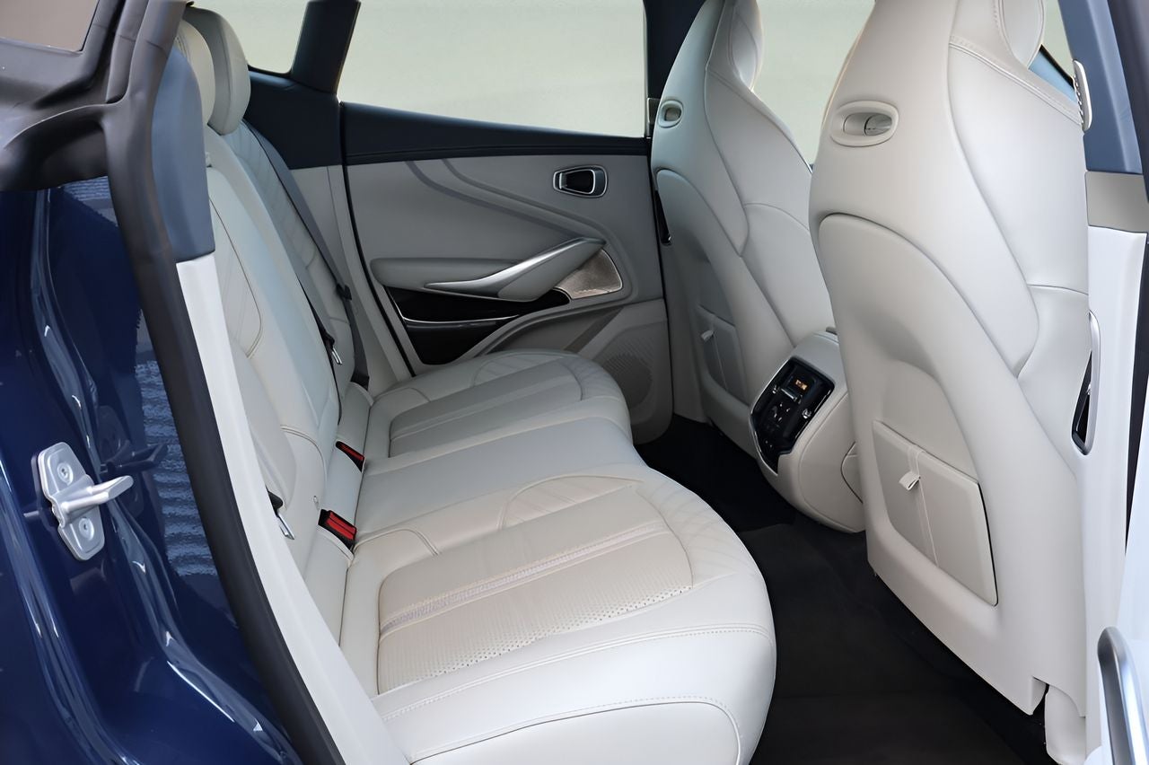 2025 Aston Martin DBX 707