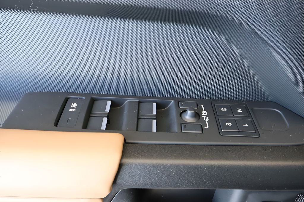 2025 Land Rover Defender 130 V8