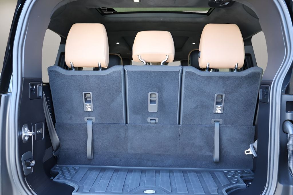 2025 Land Rover Defender 130 V8
