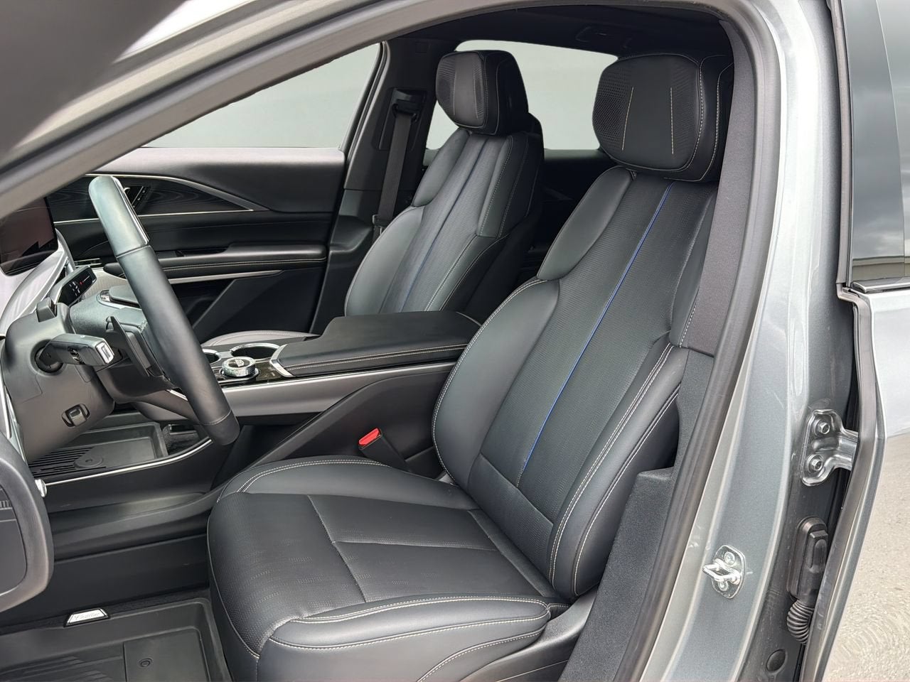 2024 Cadillac LYRIQ Luxury 2