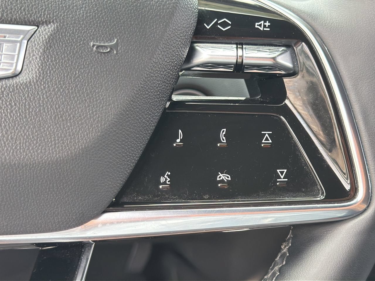 2024 Cadillac LYRIQ Luxury 2