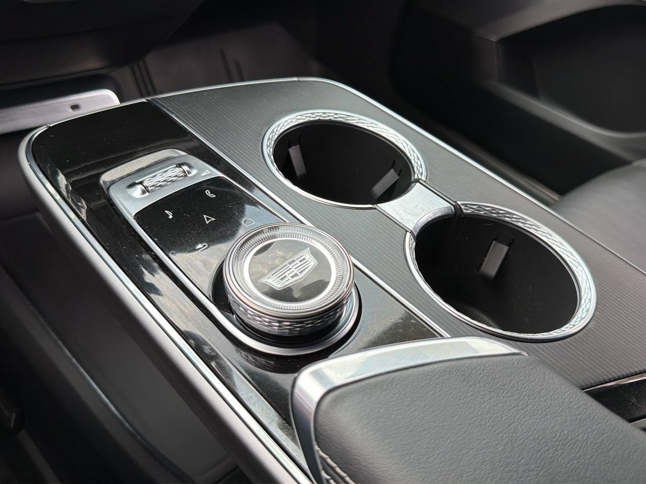2024 Cadillac LYRIQ Luxury 2