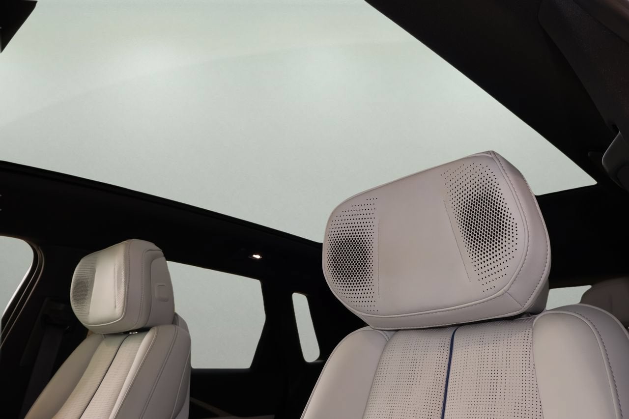 2024 Cadillac LYRIQ Sport 2