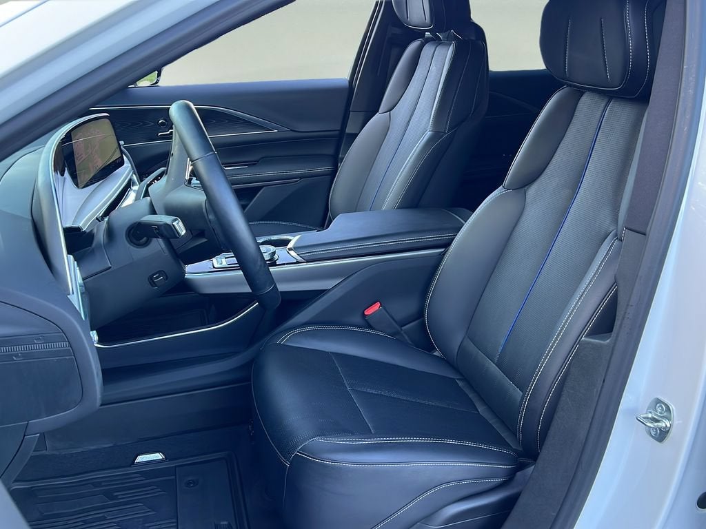 2025 Cadillac LYRIQ Luxury 1