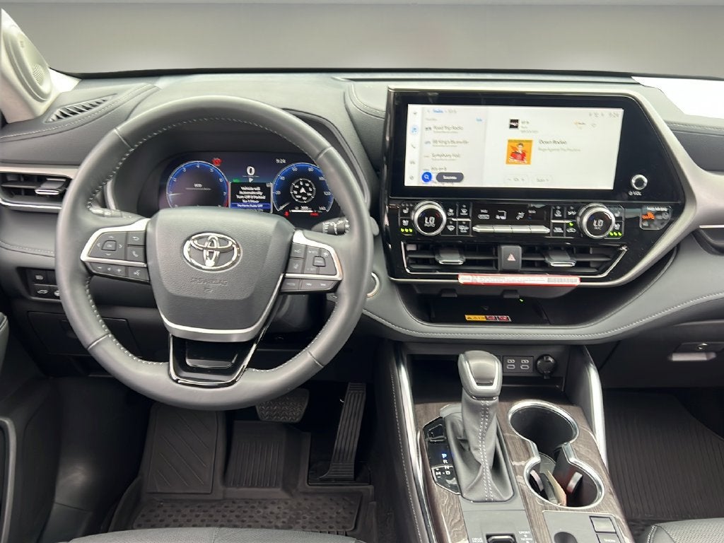 2025 Toyota Highlander LE